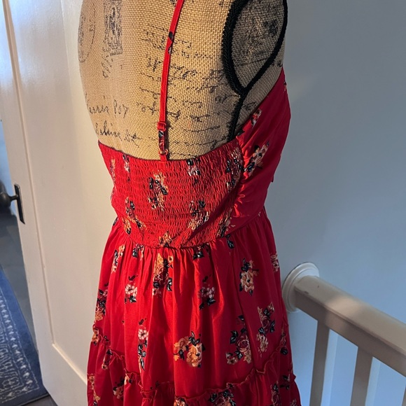 Beautiful red floral dress. Adjustable straps, tie in front, w/ a lining  dress - Picture 4 of 5